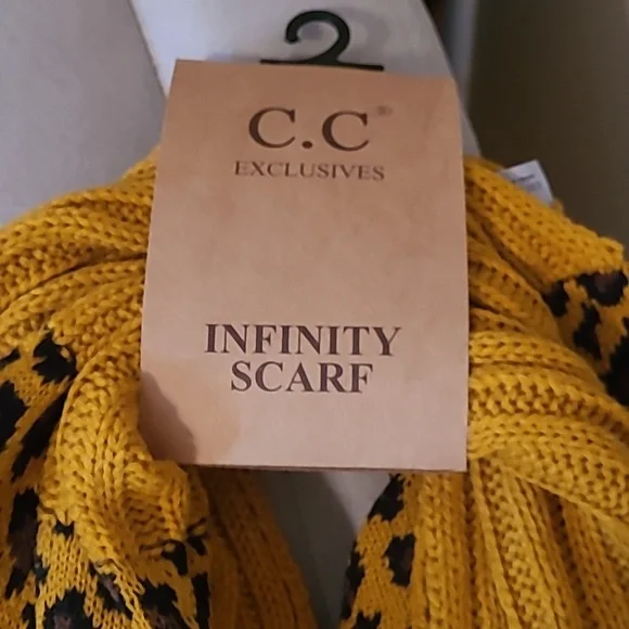 CC Exclusive infinity scarf - Picture 2 of 3